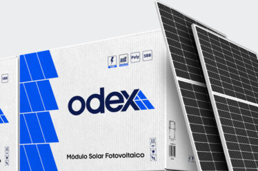 caixa de painéis solares com um painel ao lado