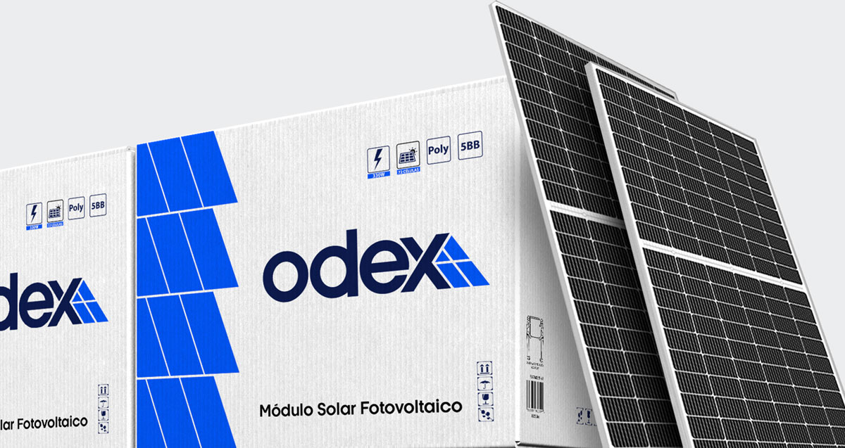 caixa de painéis solares com um painel ao lado