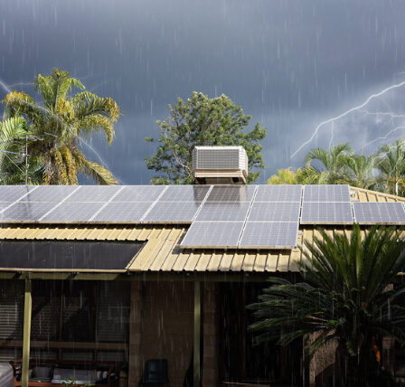 Casa com placa solar e raios