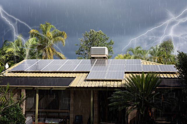 Casa com placa solar e raios