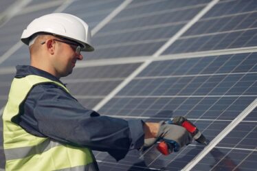 Homem instalando painéis solares