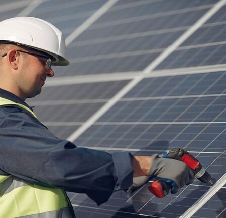 Homem instalando painéis solares