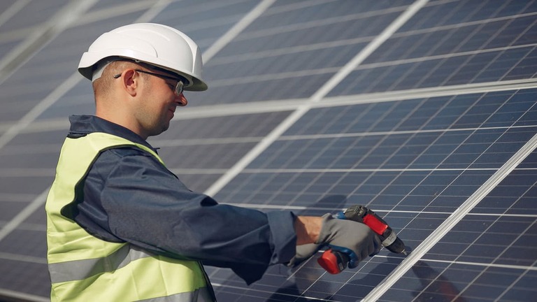 Homem instalando painéis solares