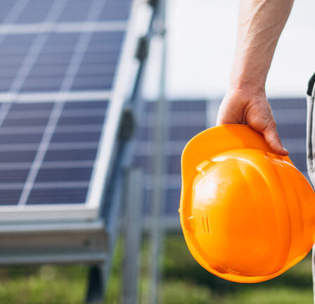 Homem trabalhador perto dos painéis solares